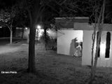 Uno de los delincuentes ayuda a subir al otro al techo de una casa del barrio 10 de Marzo. Ambos quedaron registrados por una cámara de seguridad. 