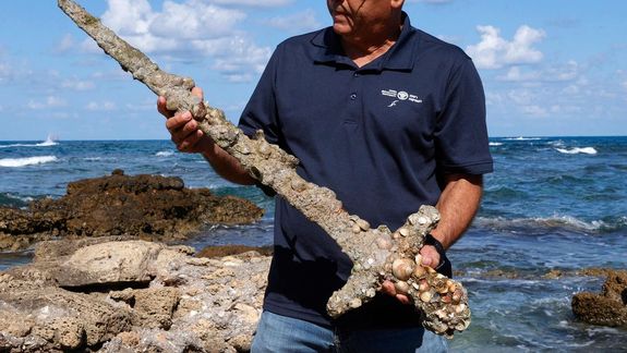 Tesoro en el fondo del mar: buzo encontró una espada medieval