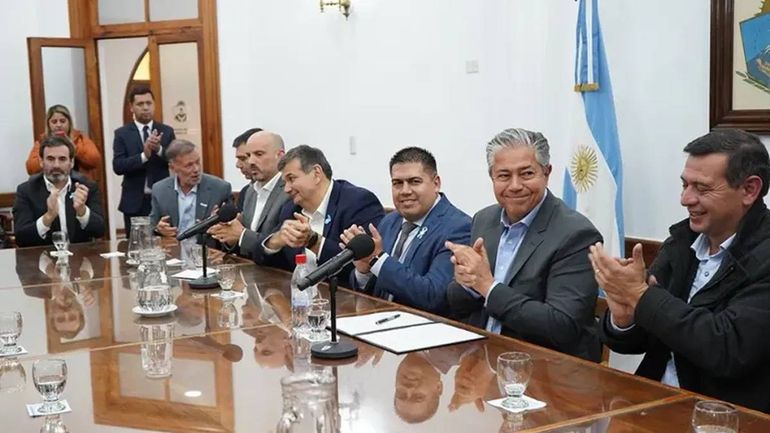 El gobernador Rolando Figueroa rubricó el convenio con funcionarios del Gobierno y empresarios de Vaca Muerta.
