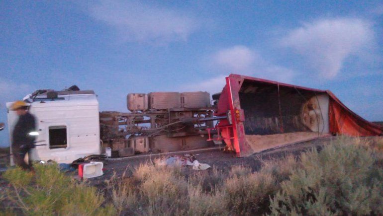 Perdió el control del camión y volcó sobre la Ruta Nacional 151