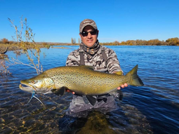 Diego, un vecino del Alto Valle, que sacó esa trucha gigante este lunes en el Limay. Diego, un vecino del Alto Valle, que sacó esa trucha gigante este lunes en el Limay.