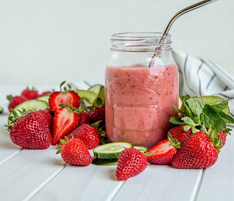 Frutilla y pepino, detox y frescura. Frutilla y pepino, detox y frescura.