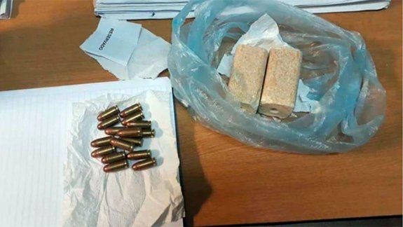 Había 455 gramos de TNT y 16 cartuchos calibre 45 en la bolsa.