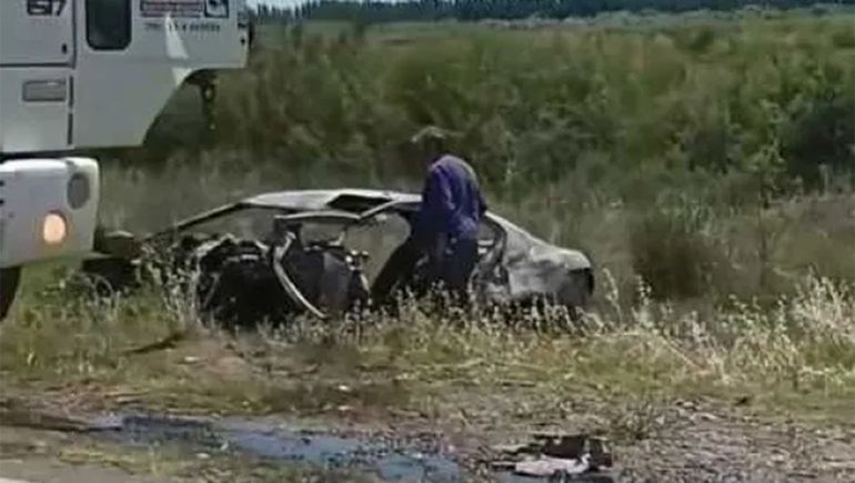 El Peugeot se incendió rápidamente y sus ocupantes quedaron atrapados allí.