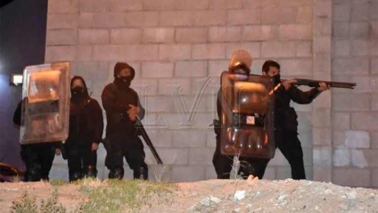 Caleta Olivia: hallaron ahorcado a un joven en una comisaría y se desató una pueblada