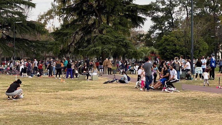 Los infectólogos apuntan a los adolescentes y a los jóvenes por la suba de casos