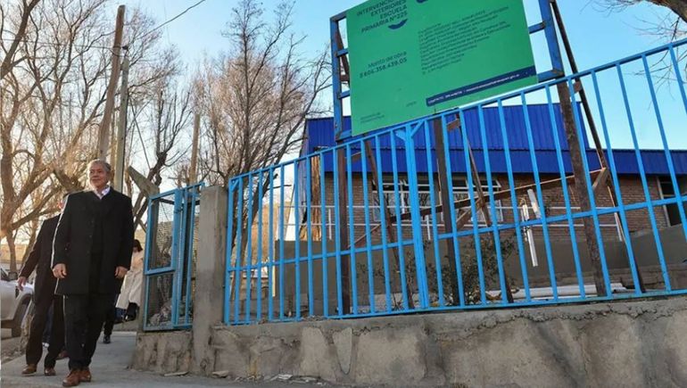 Chos Malal: Rolando Figueroa recorrió obras en marcha e inauguró consultorios médicos