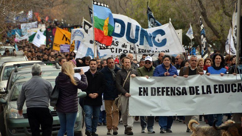 Se firmó el acuerdo con docentes universitarios, pero en la UNCo sigue el paro