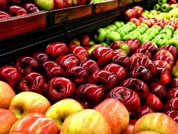 Góndolas de manzanas completas. Ffalta una demanda activa para mover el mercado.