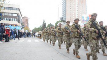 Las Fuerzas Armadas desfilan.