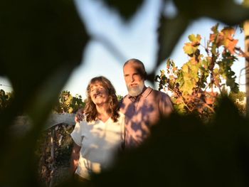 Alejandro Beckmann y Daniela Krumrick, fundadores de Principios & Finales,entre vides en Plaza Huincul, Neuquén.