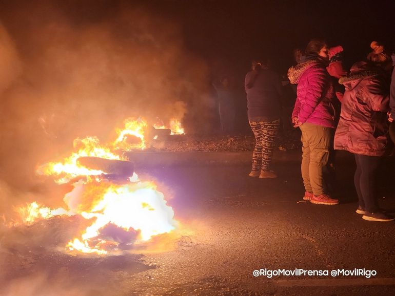 Los vecinos de Toma 2 de Mayo no se retirarán del lugar hasta que les den respuestas. (Foto: Gentileza @MovilRigo). Los vecinos de Toma 2 de Mayo no se retirarán del lugar hasta que les den respuestas. (Foto: Gentileza @MovilRigo).