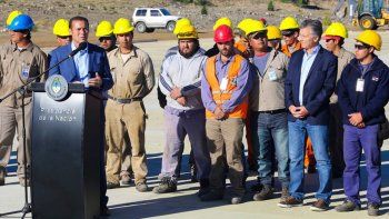 gutierrez recorrio junto a macri el aeropuerto chapelco