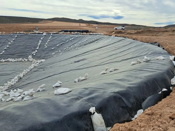 Río Negro fiscaliza la colocación de la geomembrana en Calcatreu, verificando soldadura y presión hidráulica bajo estándares internacionales. Foto: prensa
