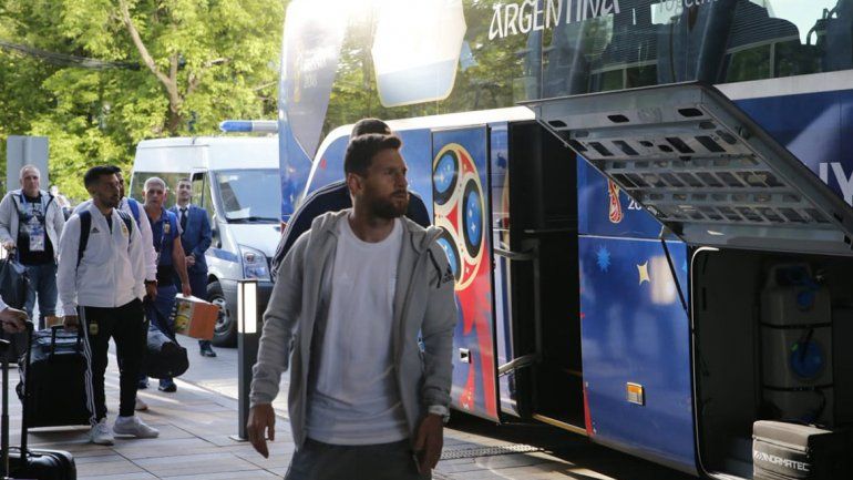 La Selección llegó a Moscú y Lio estuvo con los hinchas