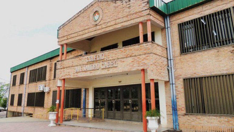 Manipulaban el revólver en el baño y se disparó: la bala le rozó el labio a un adolescente que debió ser operado.