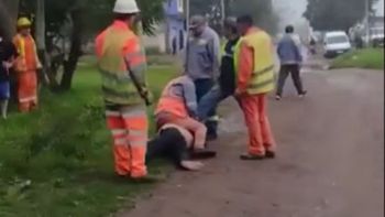 El ladrón fue reducido por vecinos tras intentar asaltar a una mujer con un cuchillo en Merlo. El ladrón fue reducido por vecinos tras intentar asaltar a una mujer con un cuchillo en Merlo.