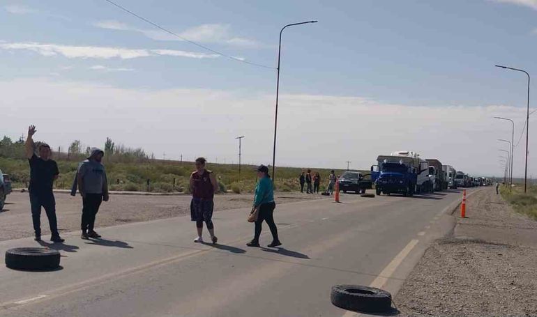 Trabajadores del hospital cortan la Ruta 22 en Plaza Huincul