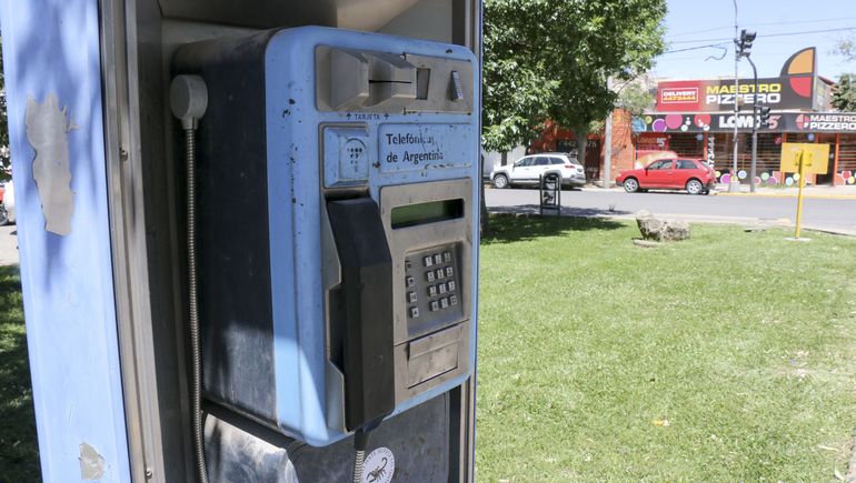 La vieja cabina telefónica que se resiste a morir
