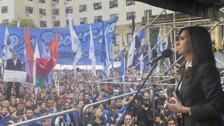 Tras presentar un escrito, Cristina habló ante una multitud y dijo que es perseguida