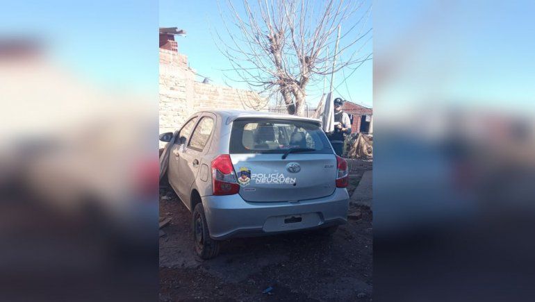 Gracias a una calcomanía, encontraron un auto robado en la otra punta de la ciudad