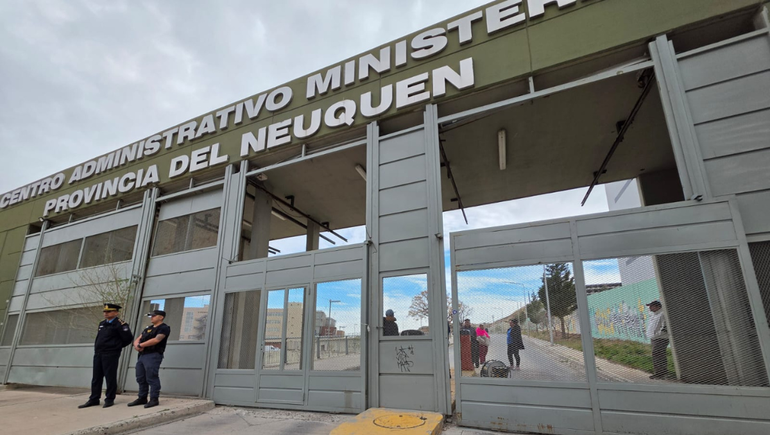 Vecinos reclaman en la puerta del CAM y bloquean el ingreso.