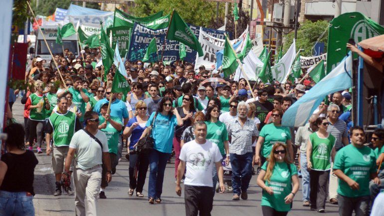 Los estatales se movilizaron ayer por el centro de Neuquén.