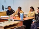 Los hermanos Esteban y su madre, condenada por ocultar la plata, en una audiencia judicial en Chubut. 