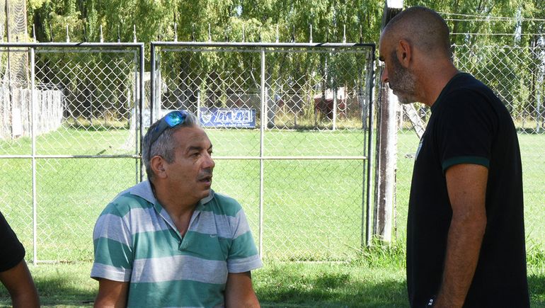 Bastías dialogando con Gianni Moscone, coordinador de fútbol del club. 