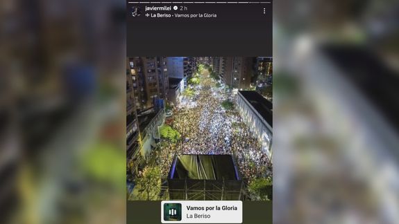 Papelón de Javier Milei en redes: difundió una foto falsa de su cierre de campaña.