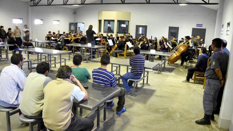 La Orquesta Sinfónica dio su espectáculo en la cárcel de Senillosa