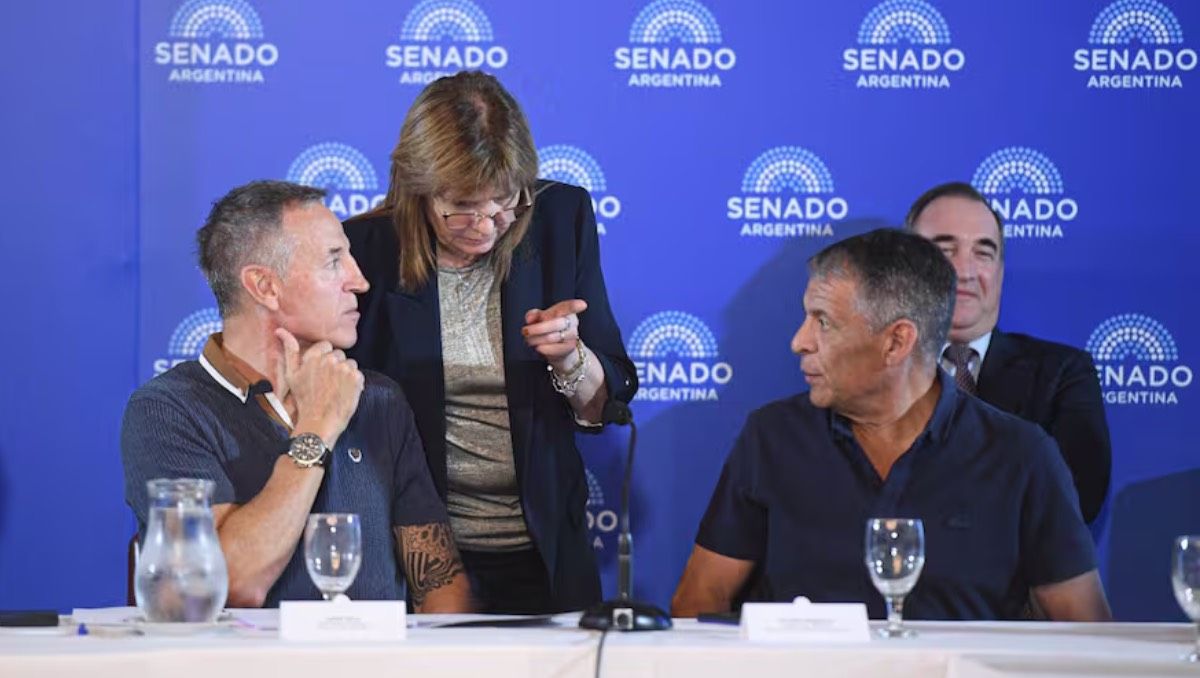Patricia Bullrich, presidenta de la comisión dialogando con los triunviros de la CGT.