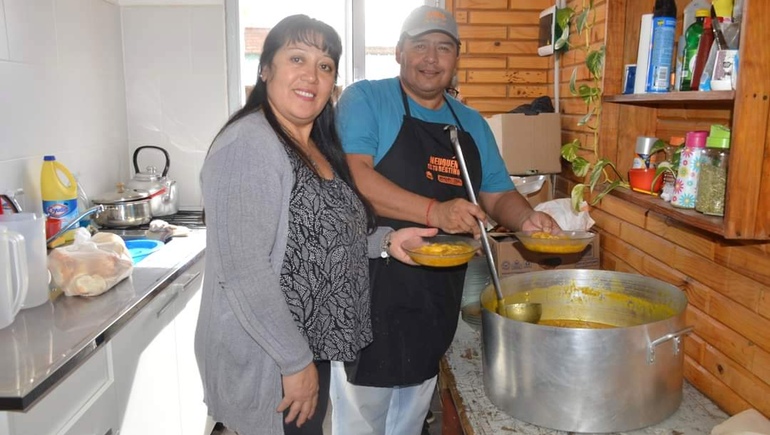 Un intendente se puso el delantal y cocinó locro para los adultos mayores de su pueblo