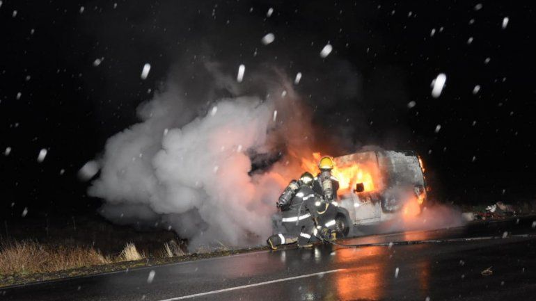 Por un desperfecto mecánico, se incendió una camioneta sobre la Ruta 40