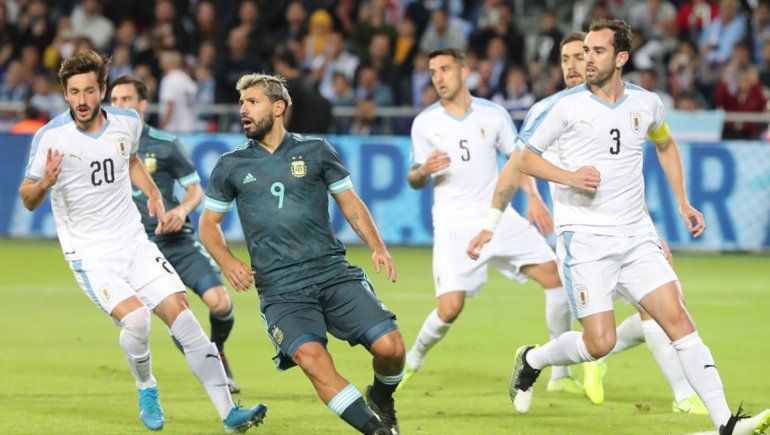 Argentina lo empató en el final en un partidazo ante Uruguay