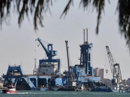 Los ataques de los rebeldes hutíes han seguido afectando significativamente a la navegación comercial a través del Canal de Suez. Los ataques de los rebeldes hutíes han seguido afectando significativamente a la navegación comercial a través del Canal de Suez.