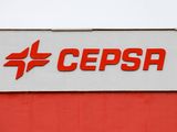 FOTO DE ARCHIVO: El logotipo de Cepsa en la fachada de un edificio de la empresa en San Roque, cerca de Algeciras, Andalucía, España, el 1 de diciembre de 2022. REUTERS/Jon Nazca
