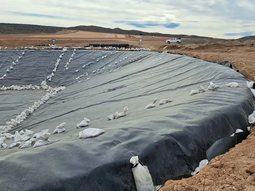 Río Negro fiscaliza la colocación de la geomembrana en Calcatreu, verificando soldadura y presión hidráulica bajo estándares internacionales. Foto: prensa Río Negro fiscaliza la colocación de la geomembrana en Calcatreu, verificando soldadura y presión hidráulica bajo estándares internacionales. Foto: prensa