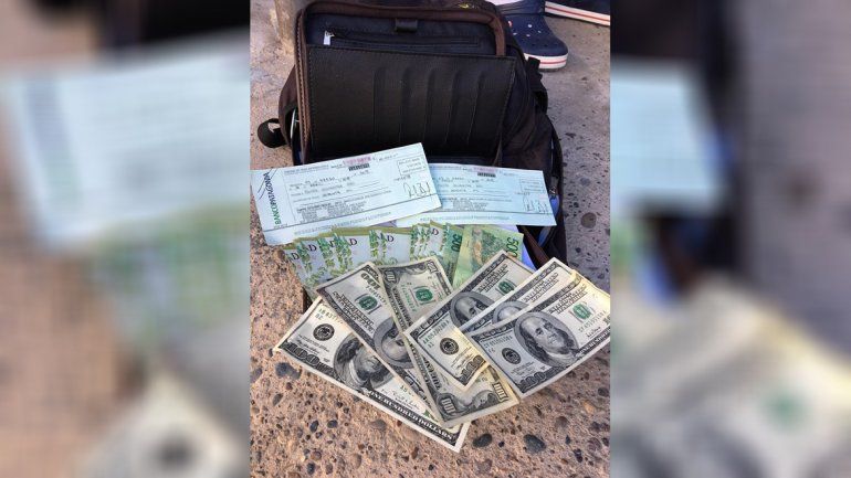Encontró más de $ 150 mil en la calle: por las redes halló al dueño del dinero y lo devolvió