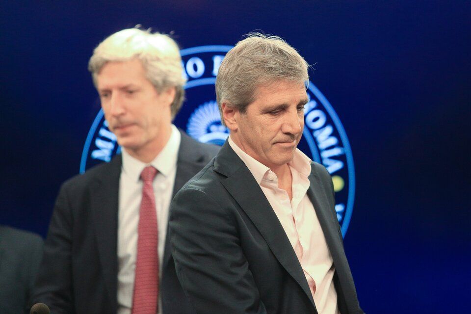 El ministro Luis Caputo junto al titular del BCRA, Santiago Bausili, impulsores de la dolarización endógena..