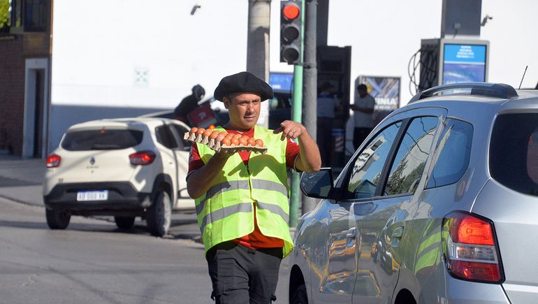 Huevos, frutillas y miel: ¿cómo se la rebuscan los vendedores de la calle en Neuquén?