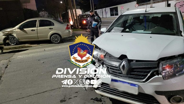 Cruzó en rojo y ocasionó un fuerte choque contra otro auto