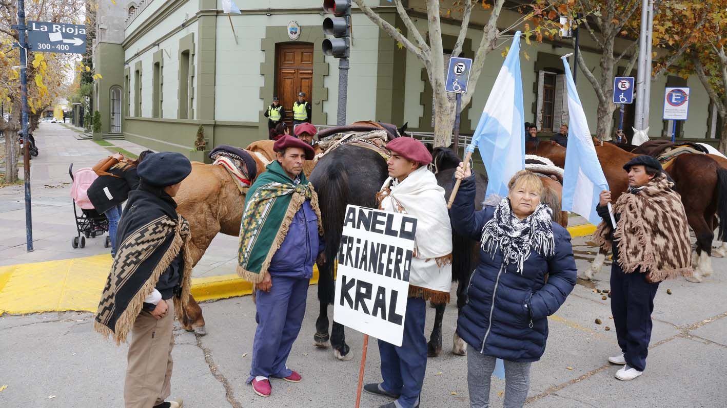 Crianceros a caballo reclaman por la propiedad de sus tierras