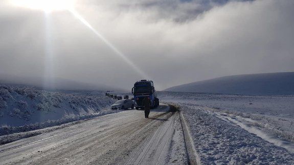 Diez vehículos varados en Collon Curá y unas 300 personas alojadas en Piedra