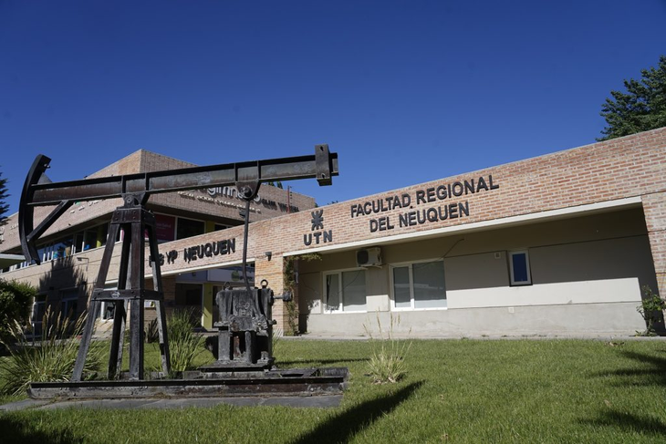 La universidad se vincula con el secundario y con las empresas.