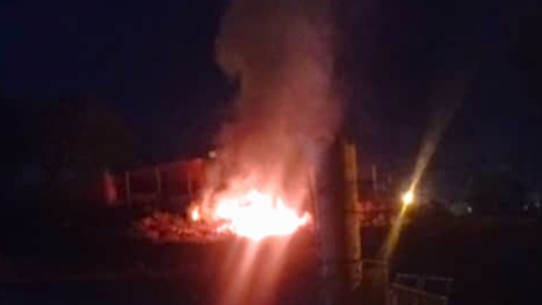 Jugando con pirotecnia, nenes causaron un incendio de pastizales y pusieron en riesgo viviendas del barrio | LM Neuquen Jugando con pirotecnia, nenes causaron un incendio de pastizales y pusieron en riesgo viviendas del barrio