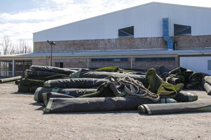 Los rollos de sintético de La Visera ya están en el Poli de Cipolletti.
