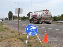 El radar ubicado en Darwin, se encuentra funcionando y multando a quienes exceden el límite de velocidad. El radar ubicado en Darwin, se encuentra funcionando y multando a quienes exceden el límite de velocidad.