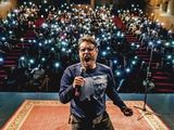 El venezolano José Rafael Guzmán llega a Neuquén con su stand up Sin robar a nadie