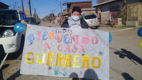 Tiene 9 años y estuvo en terapia con COVID: la alegría de recibir el alta